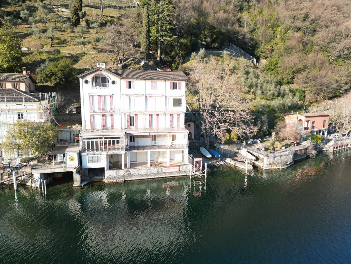 Suggestivo ex hotel pieds dans l'eau a Castagnola - Foto 1 di 2