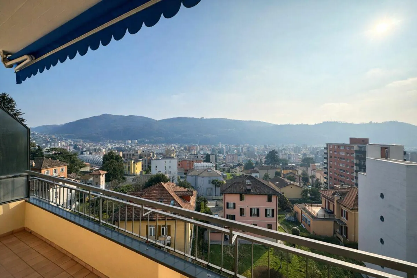 Grand et lumineux appartement de 5,5 pièces, dernier étage, vue sur... - Photo 7 sur 20