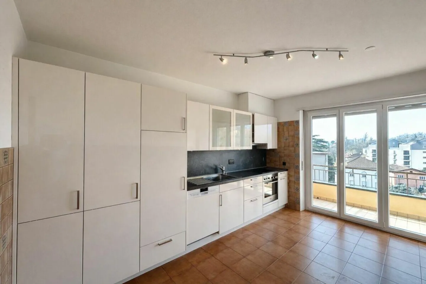 Grand et lumineux appartement de 5,5 pièces, dernier étage, vue sur... - Photo 11 sur 20