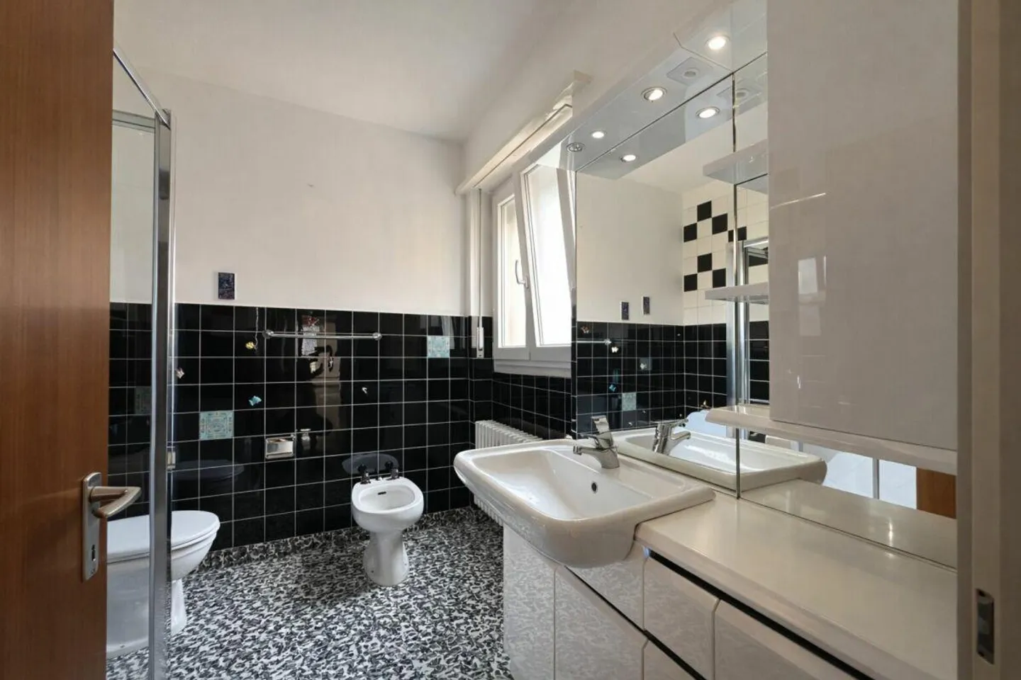 Grand et lumineux appartement de 5,5 pièces, dernier étage, vue sur... - Photo 18 sur 20