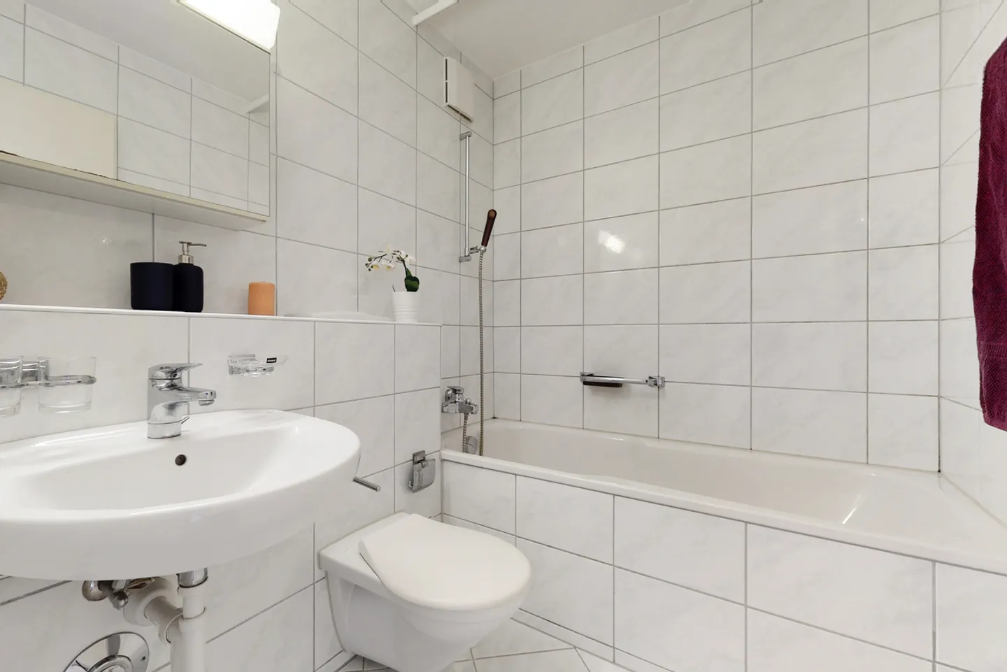 Cozy Apartment with Large Balcony - Photo 9 of 10