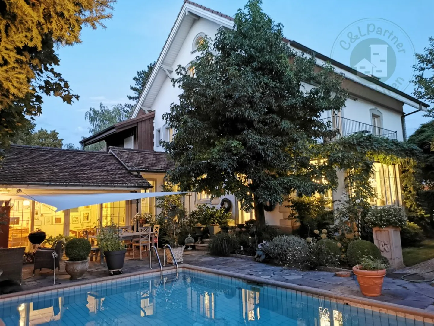 Manoir fantastique avec appartements et espace commercial - Photo 1 sur 13