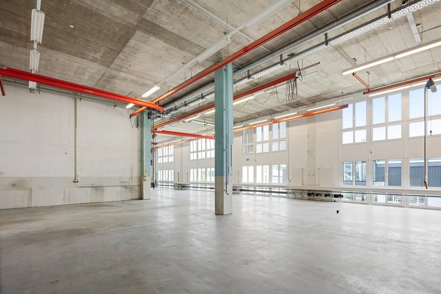 Gewerbefläche im EG mit Krananlagen - 5.8 Meter Raumhöhe! - Foto 1 von 8