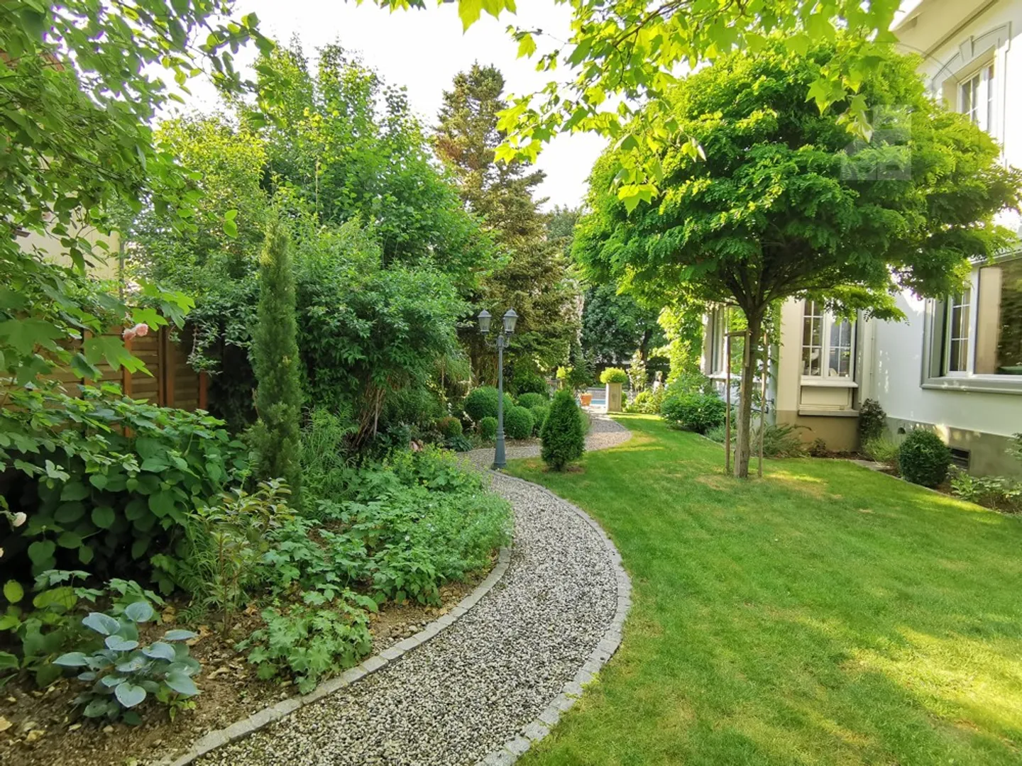 Manoir fantastique avec appartements et espace commercial - Photo 3 sur 13