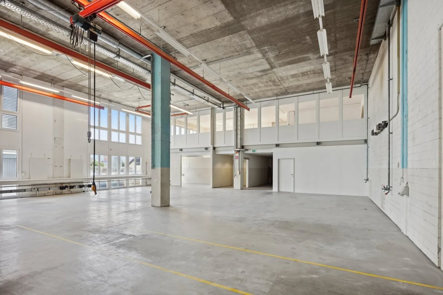 Gewerbefläche im EG mit Krananlagen - 5.8 Meter Raumhöhe! - Foto 3 von 8