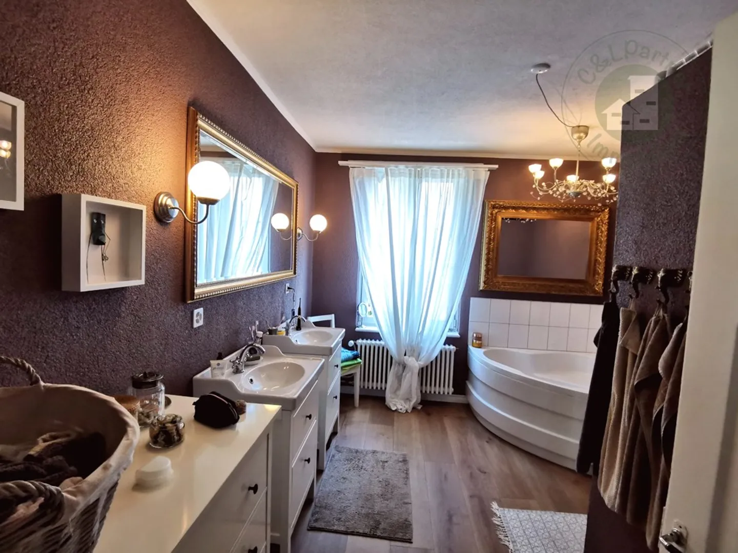 Manoir fantastique avec appartements et espace commercial - Photo 10 sur 13