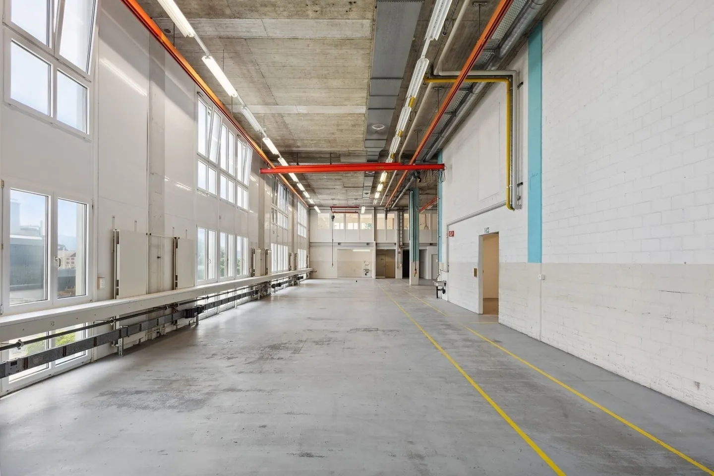 Gewerbefläche im EG mit Krananlagen - 5.8 Meter Raumhöhe! - Foto 2 von 8