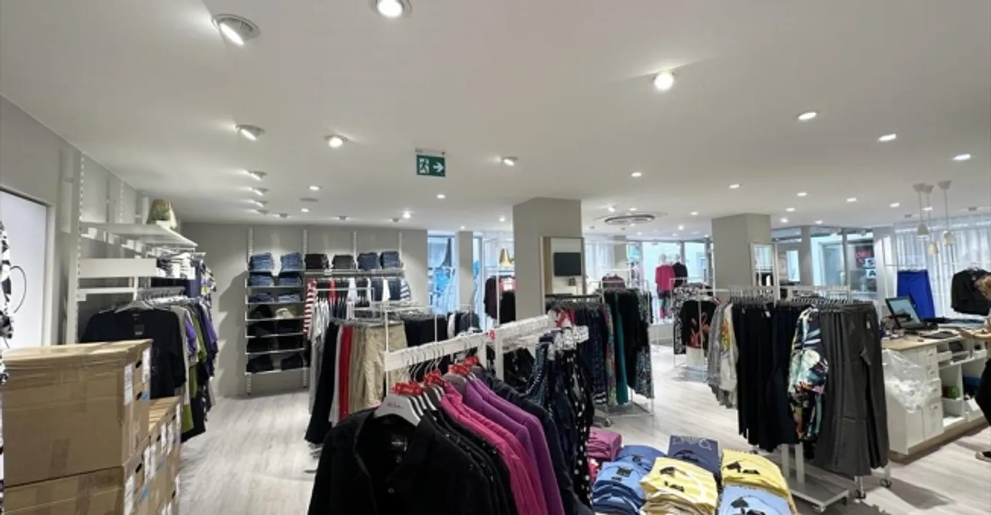 Mixed-use building for rent - Photo 2 of 12