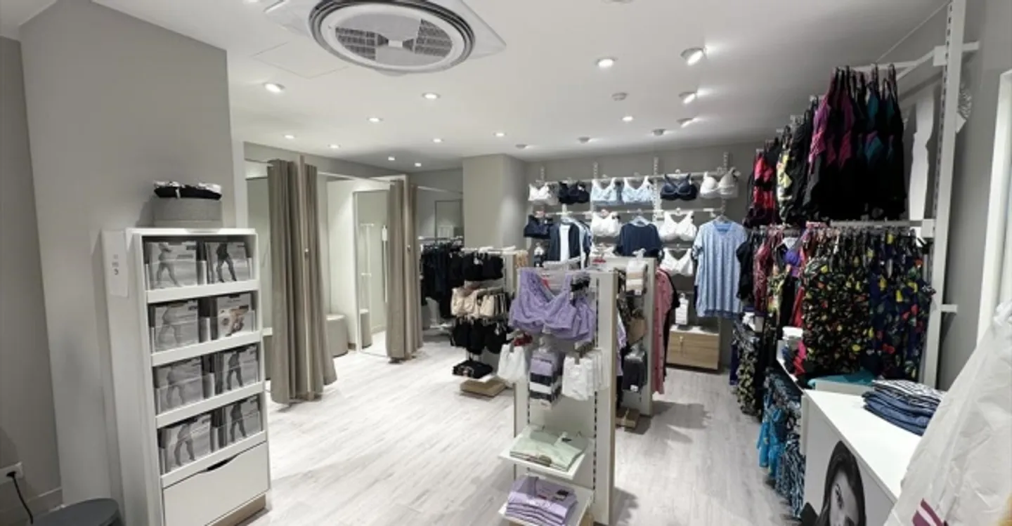 Mixed-use building for rent - Photo 4 of 12