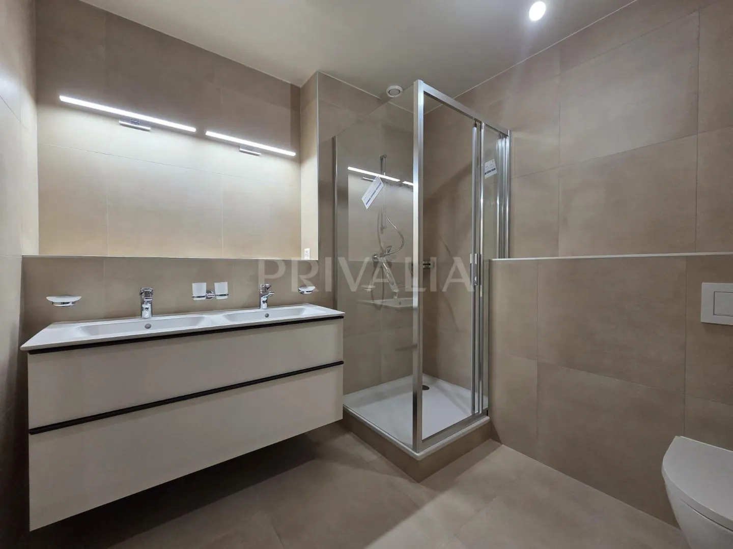 Stunning Duplex with Rooftop Terrace - Photo 5 of 10