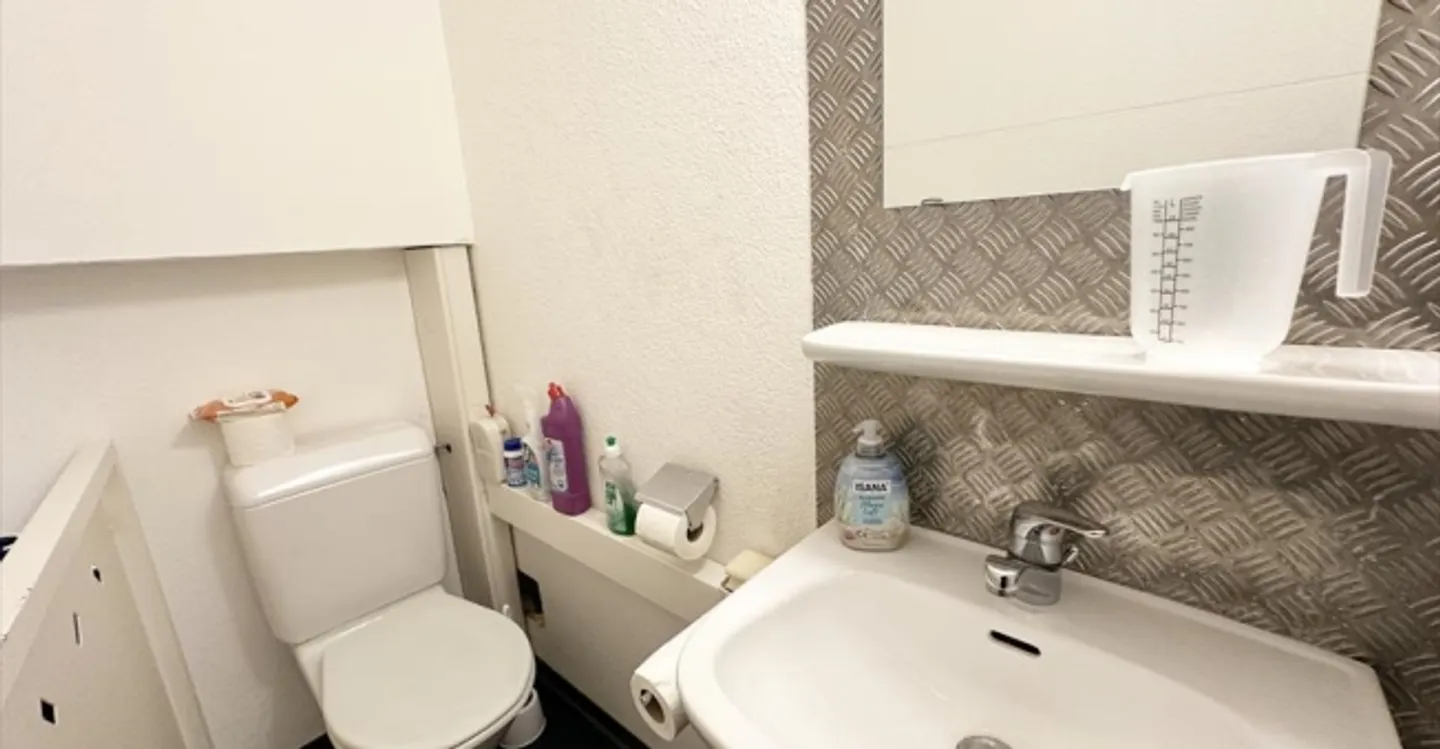 Mixed-use building for rent - Photo 6 of 12