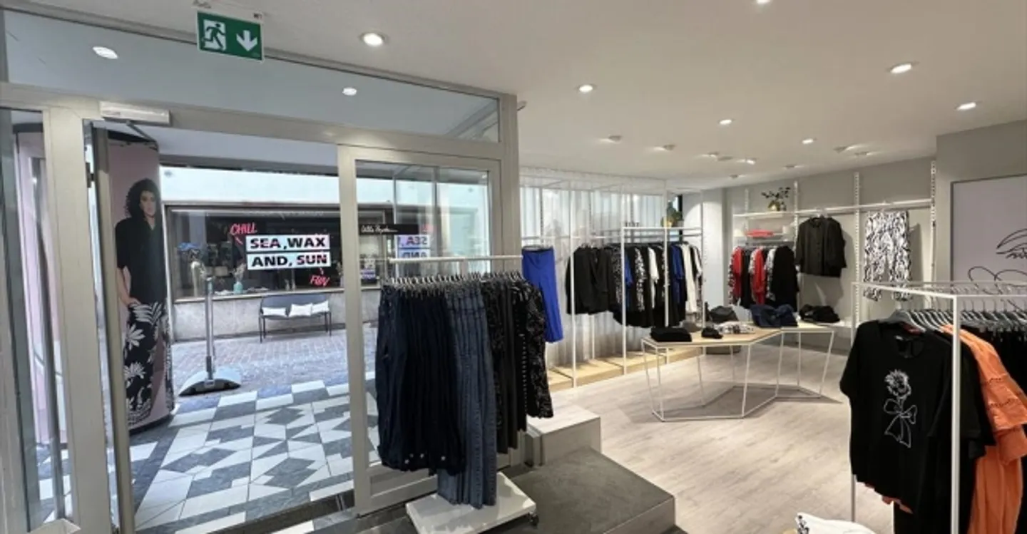 Mixed-use building for rent - Photo 7 of 12