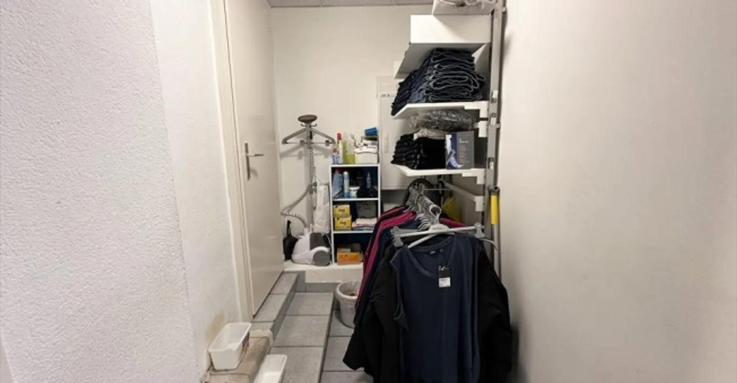 Mixed-use building for rent - Photo 8 of 12