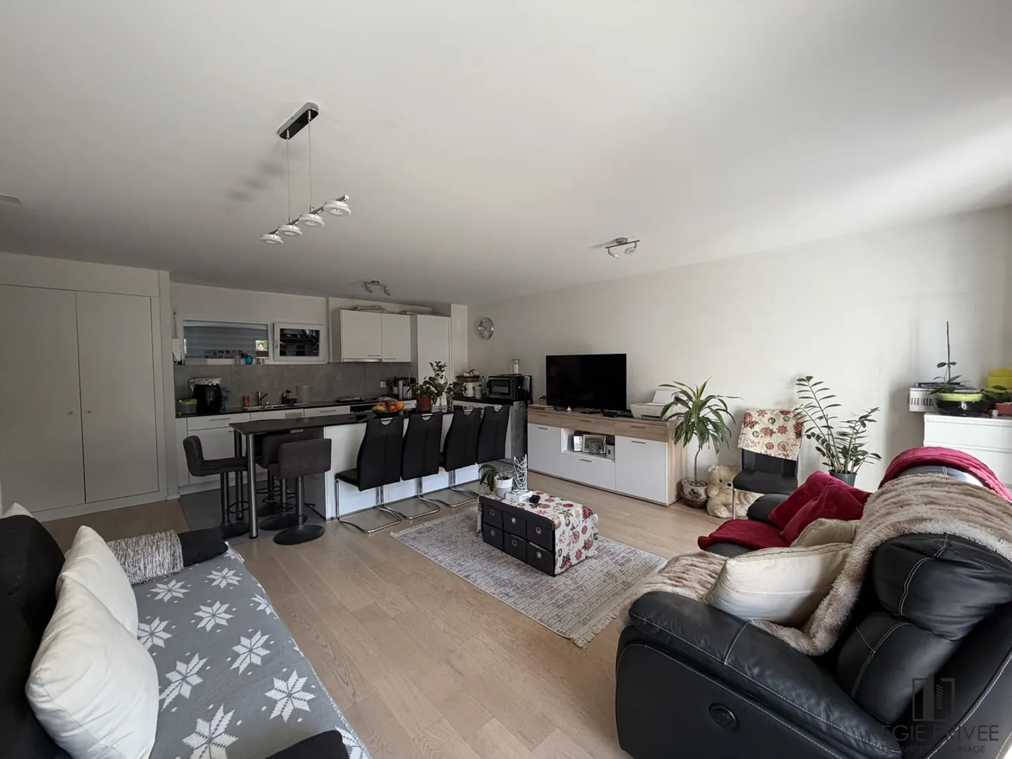 Bel Appartement avec Terrasse - Photo 3 sur 11