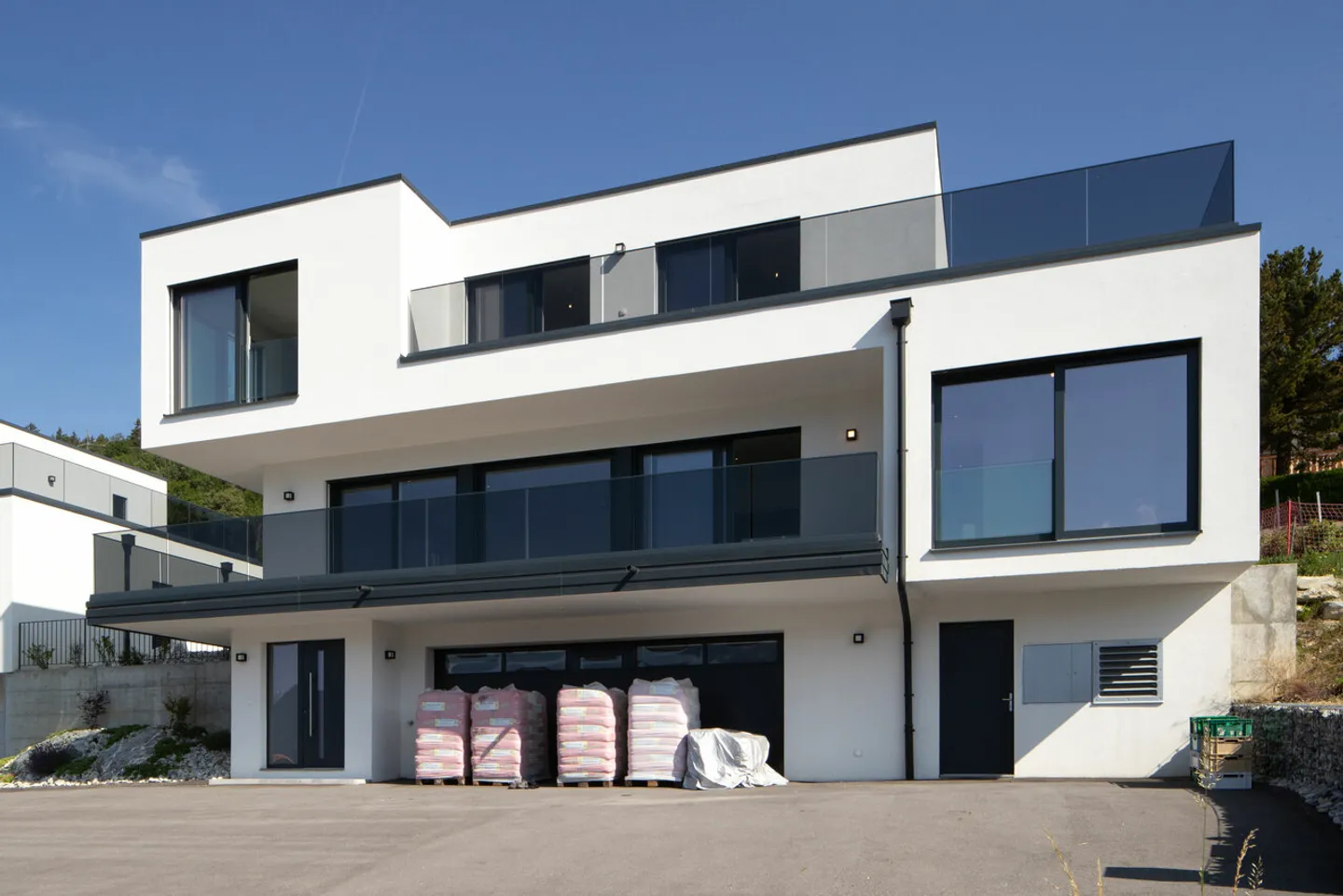 Wunderschöne neue zeitgenössische Villa - Foto 1 von 13