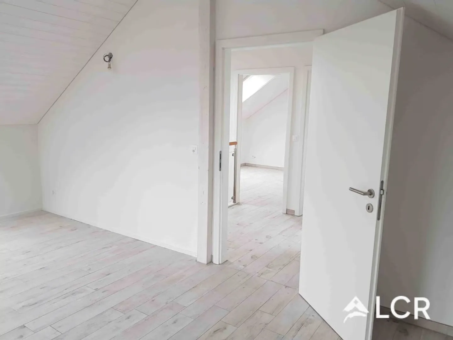 Bel appartement de 5.5P / 4 CHB / 2 SDB / 2 Balcons - Photo 5 of 13
