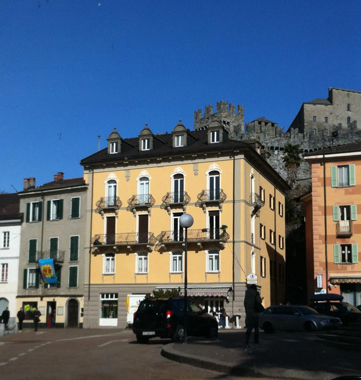 Bellinzona – Central 2.5 rooms with elevator and exposed wooden ceilings - Photo 1 of 7