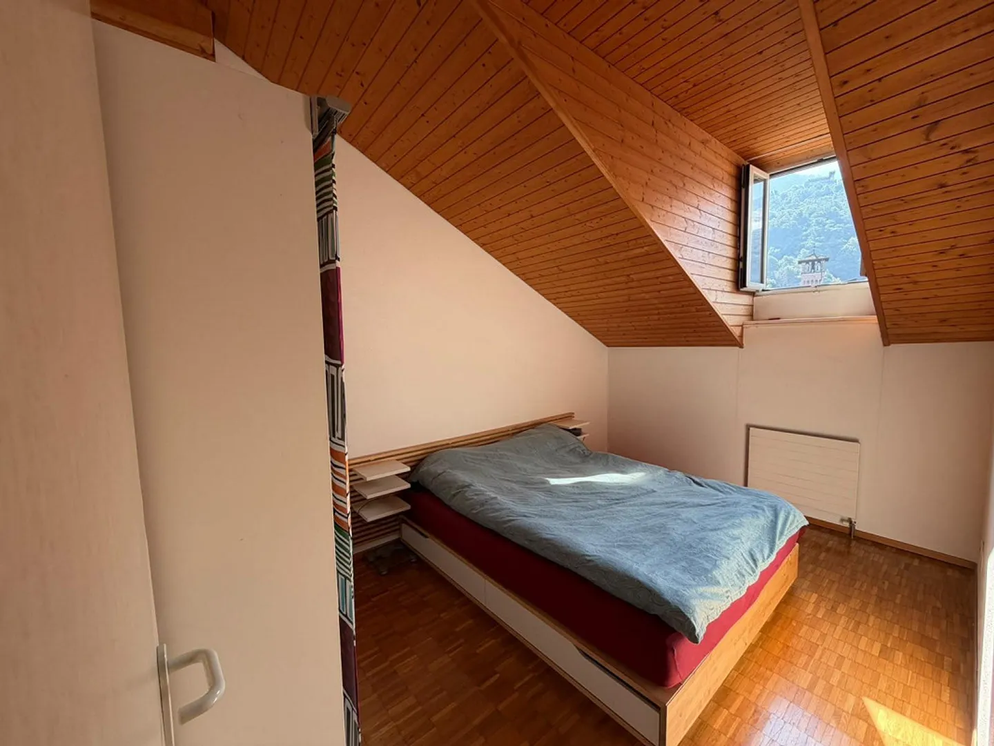 Bellinzona – Central 2.5 rooms with elevator and exposed wooden ceilings - Photo 5 of 7