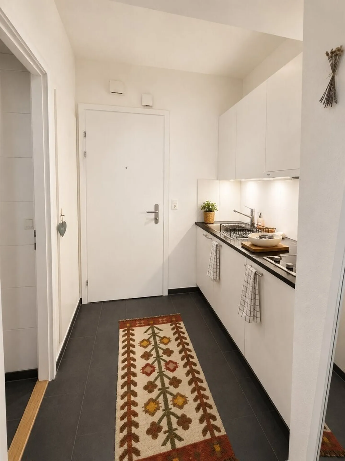 Cultural Hub Apartment - Photo 2 of 5