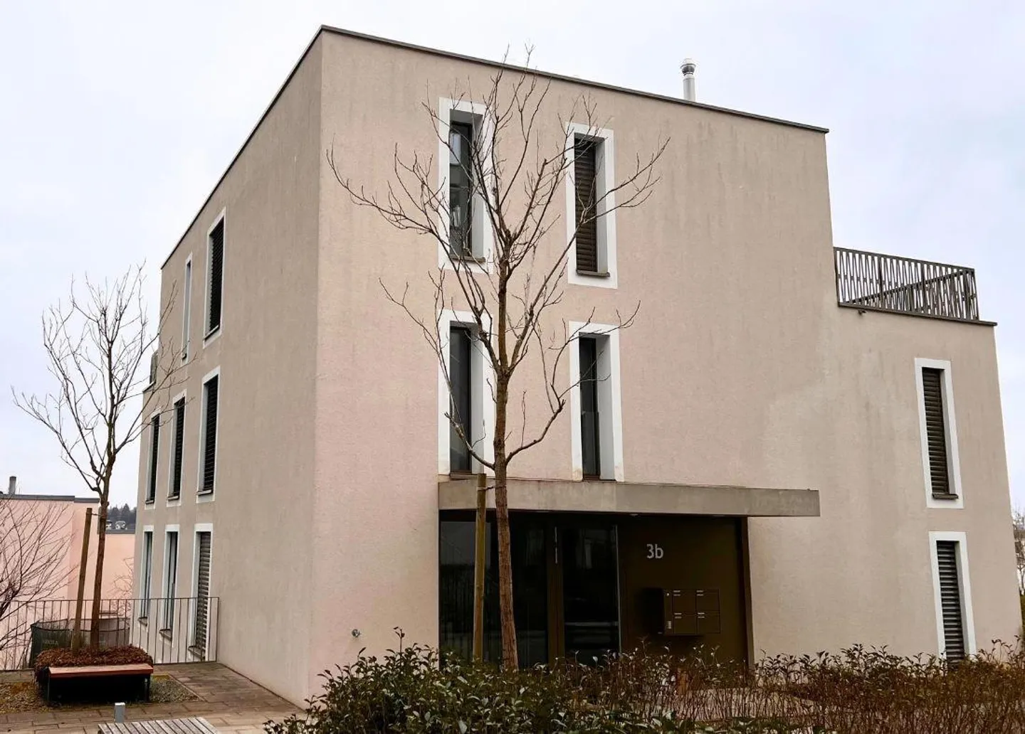 Ampio appartamento di 4½ locali con balcone e finiture di alta qualità - Foto 1 di 13