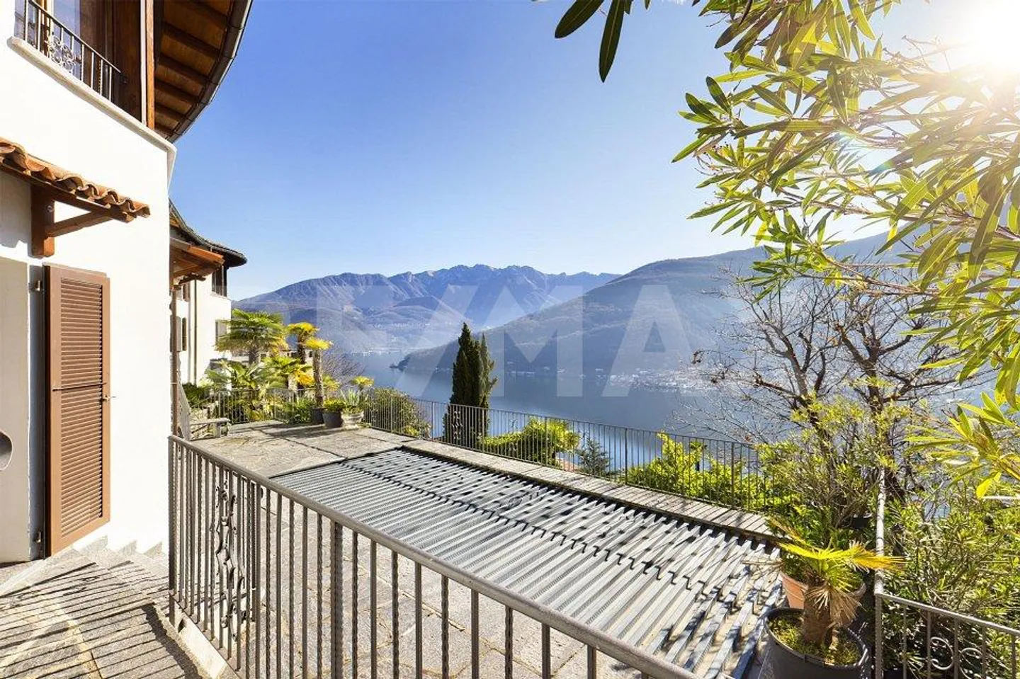 Affascinante villa con una magnifica vista sul lago - Foto 3 di 13
