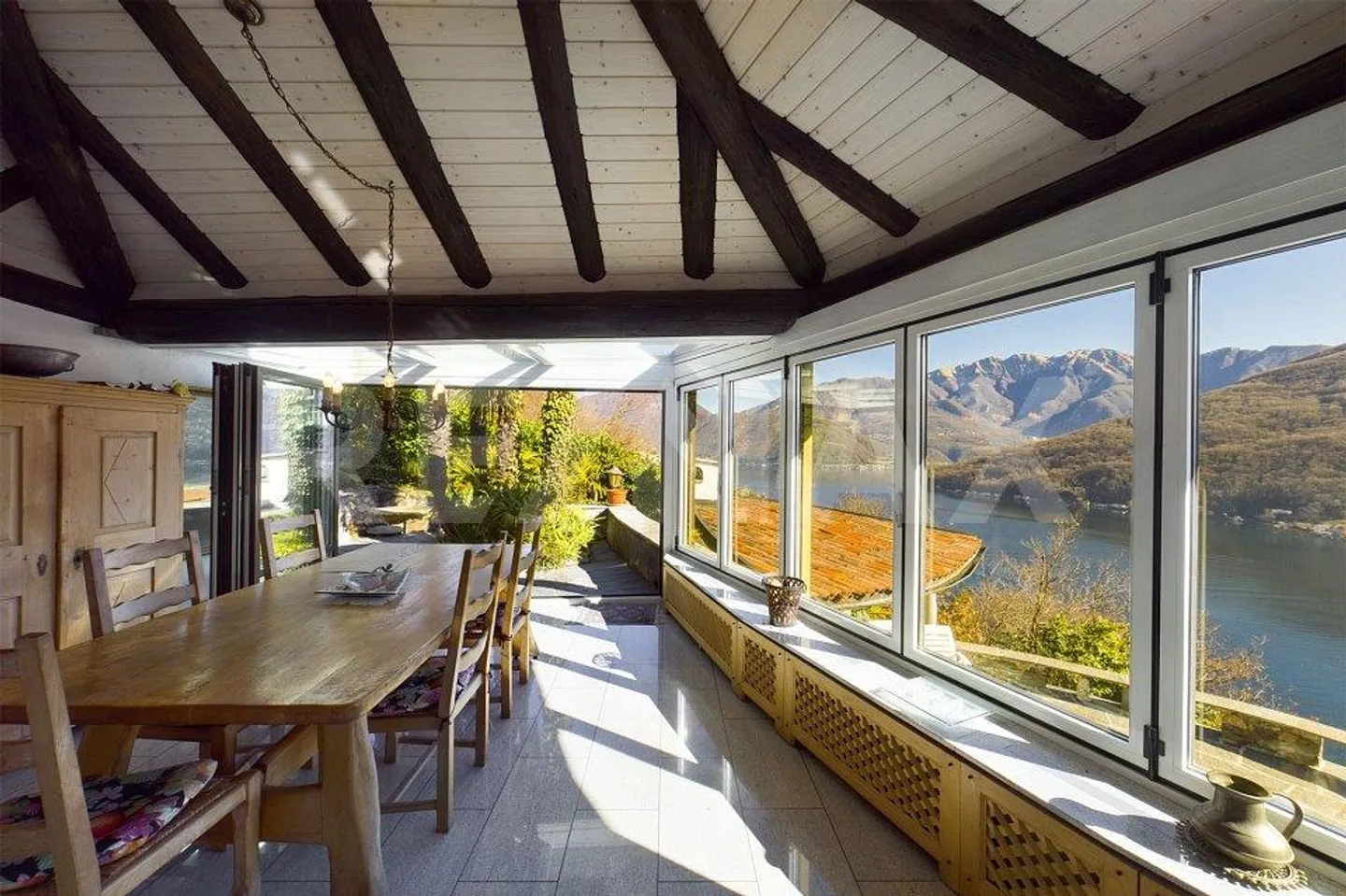 Affascinante villa con una magnifica vista sul lago - Foto 6 di 13