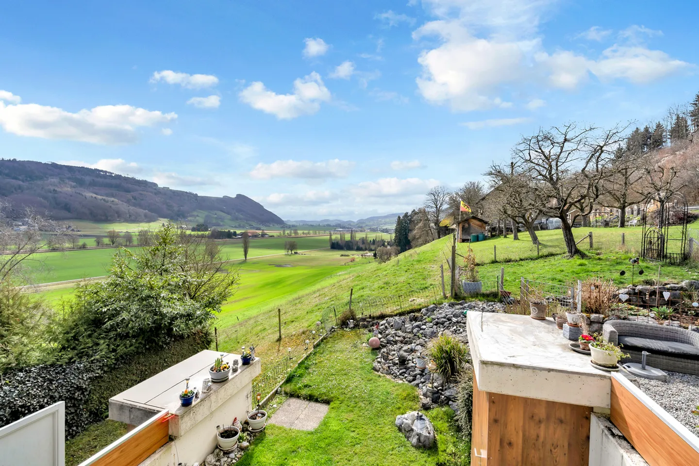 Maison de ville bien entretenue de 5,5 pièces avec jardin et vue panoramique - Photo 2 sur 12