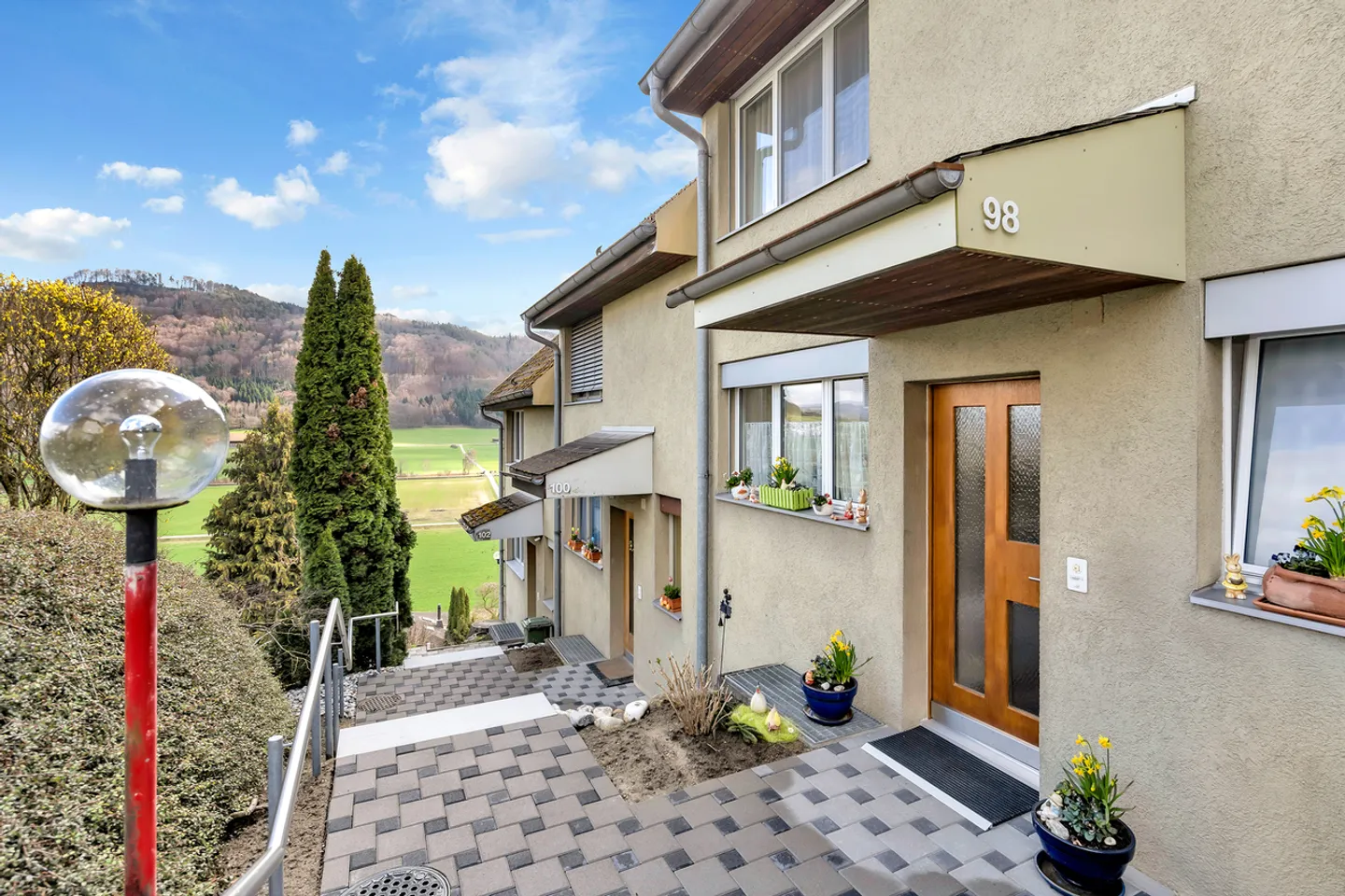 Maison de ville bien entretenue de 5,5 pièces avec jardin et vue panoramique - Photo 3 sur 12