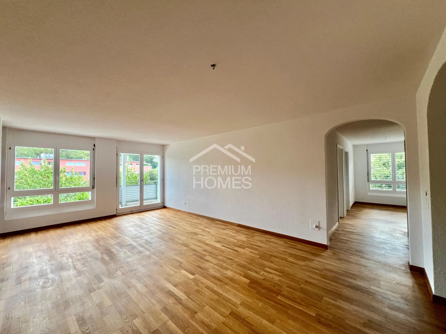 Modern Apartment with Bright Spaces - Photo 3 of 11