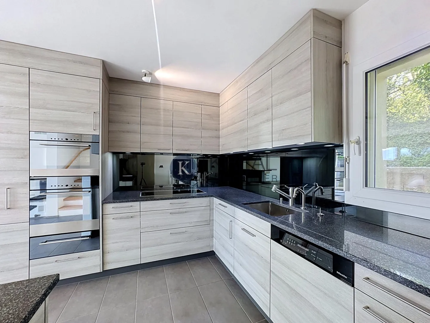 Moderne 4.5-Zimmer-Villa, hell und perfekt gepflegt - Foto 2 von 11