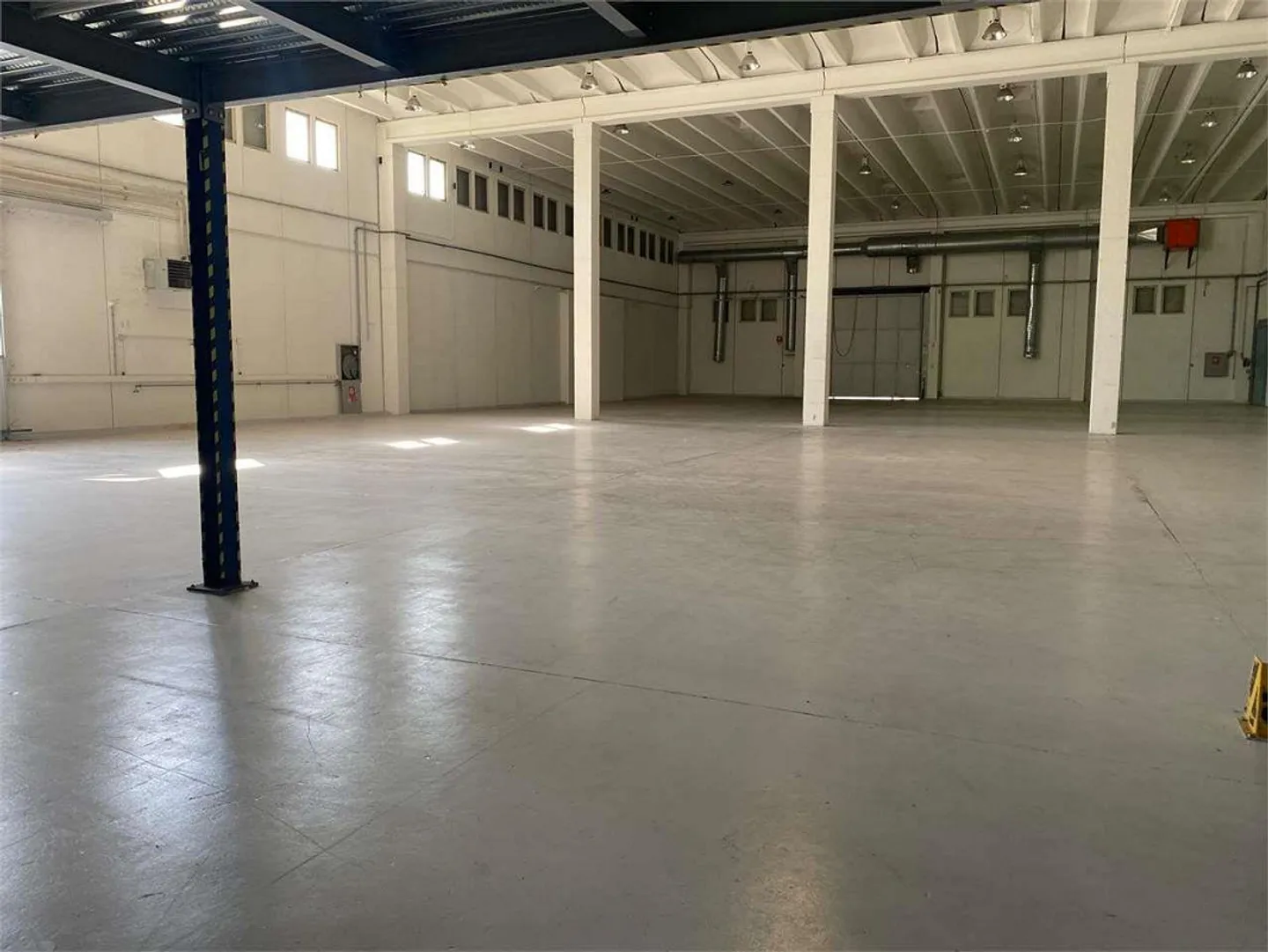 Bioggio, warehouse with storage and offices - Photo 1 of 13