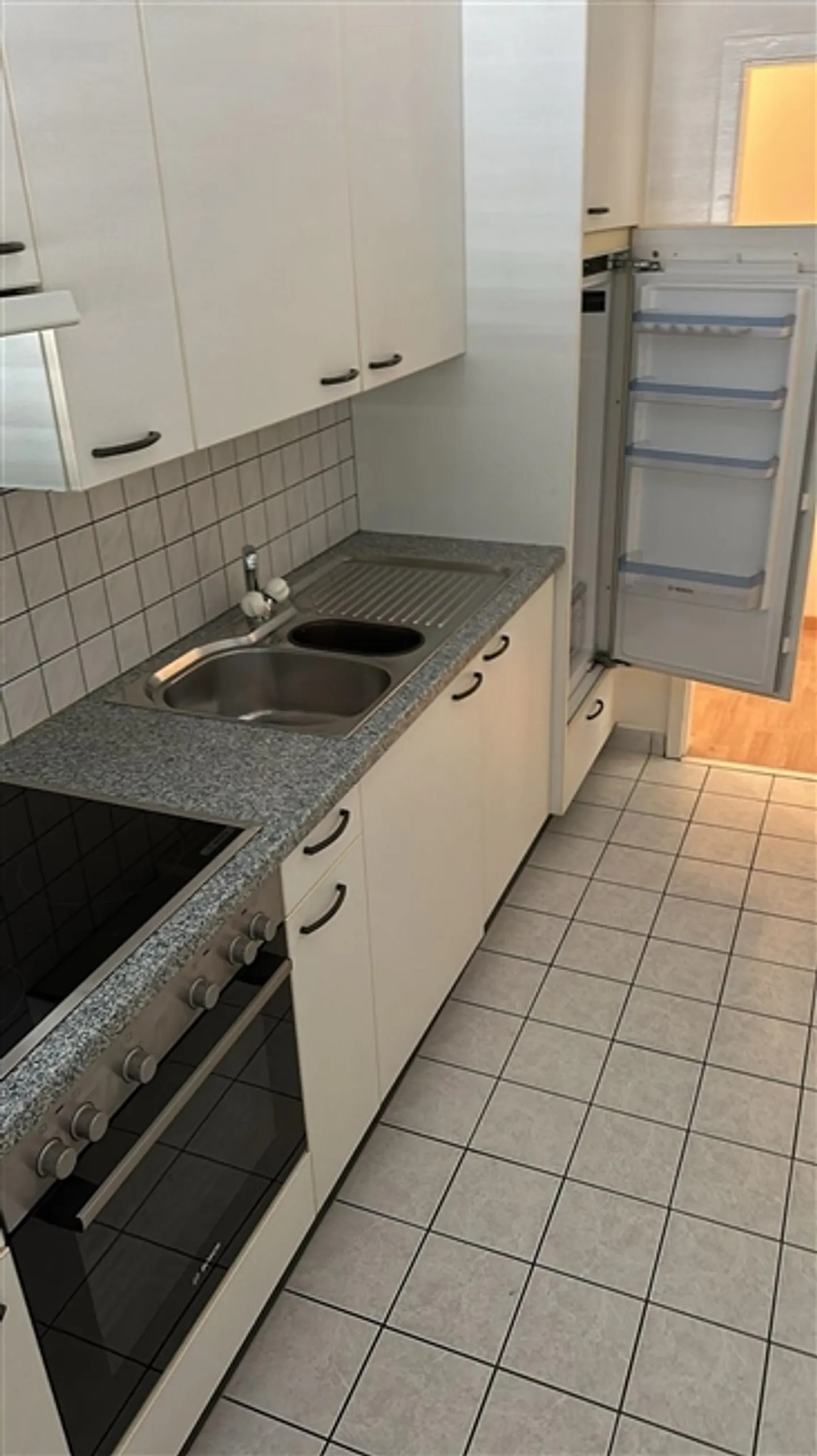 For Rent: Magnificent 2 Rooms in a Highly Sought-After Building - Photo 2 of 9