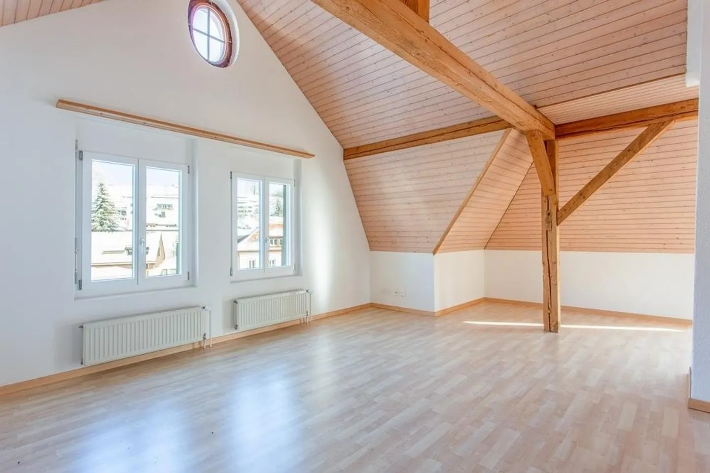 Charmante Dachwohnung mit Aussicht - Foto 1 von 7
