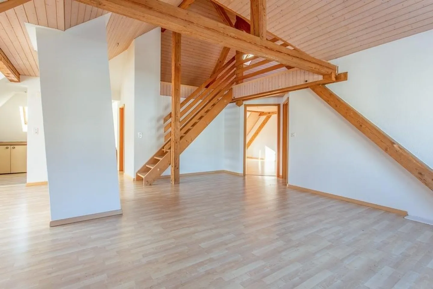 Charmante Dachwohnung mit Aussicht - Foto 2 von 7