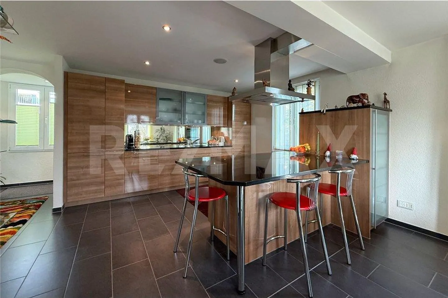 Well-maintained single-family house in a quiet neighborhood, ready to move in - Photo 3 of 13