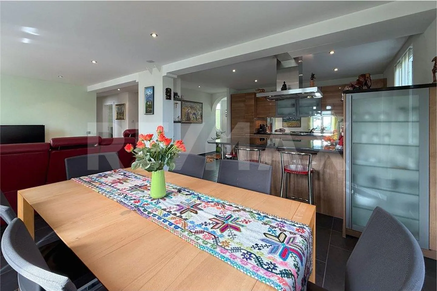 Well-maintained single-family house in a quiet neighborhood, ready to move in - Photo 4 of 13