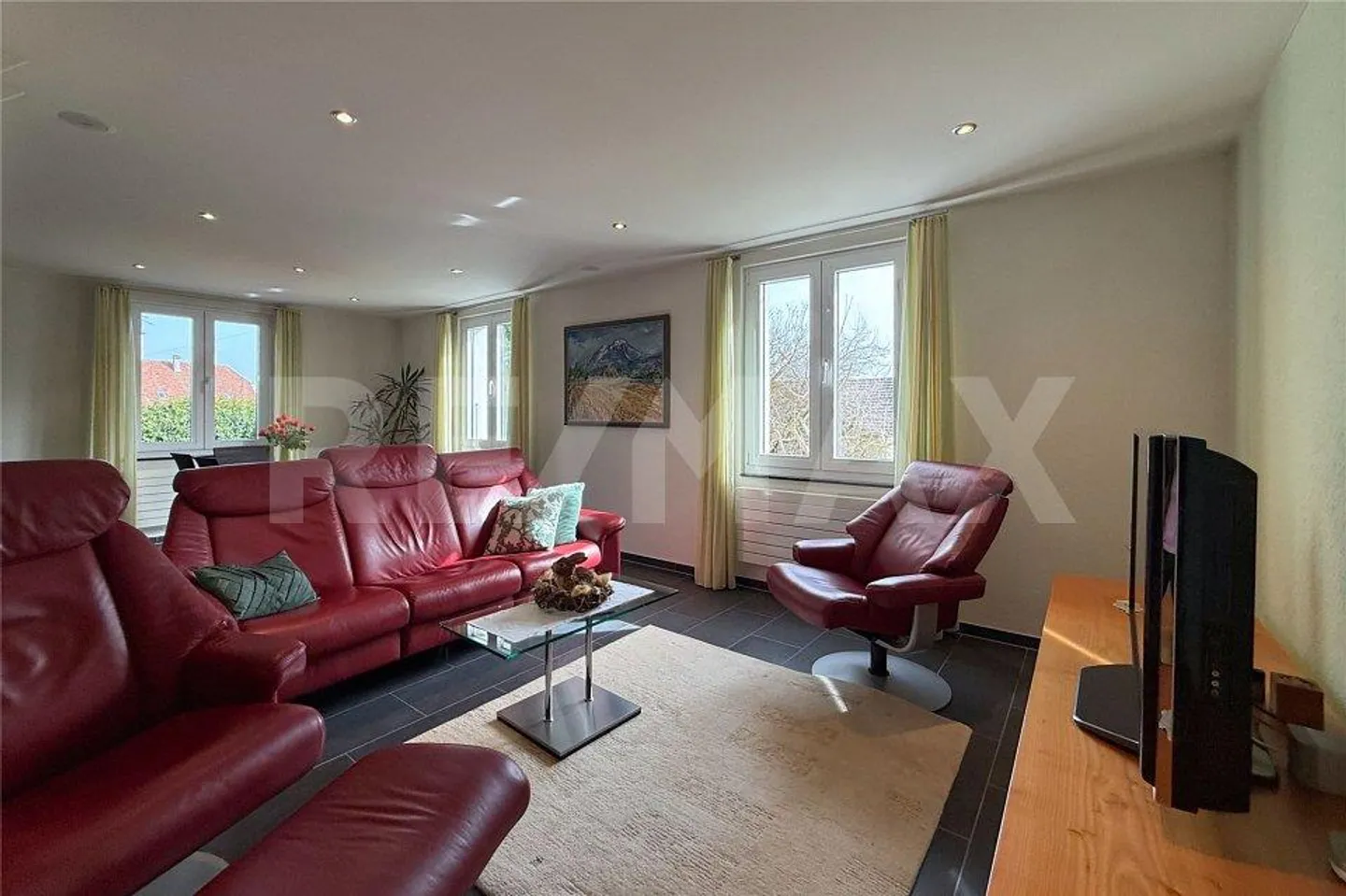 Well-maintained single-family house in a quiet neighborhood, ready to move in - Photo 5 of 13