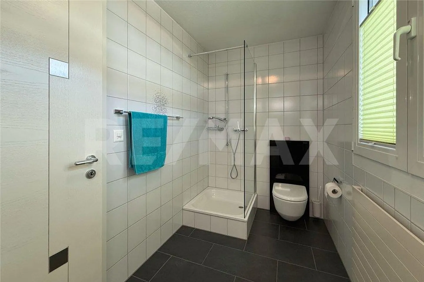 Well-maintained single-family house in a quiet neighborhood, ready to move in - Photo 6 of 13