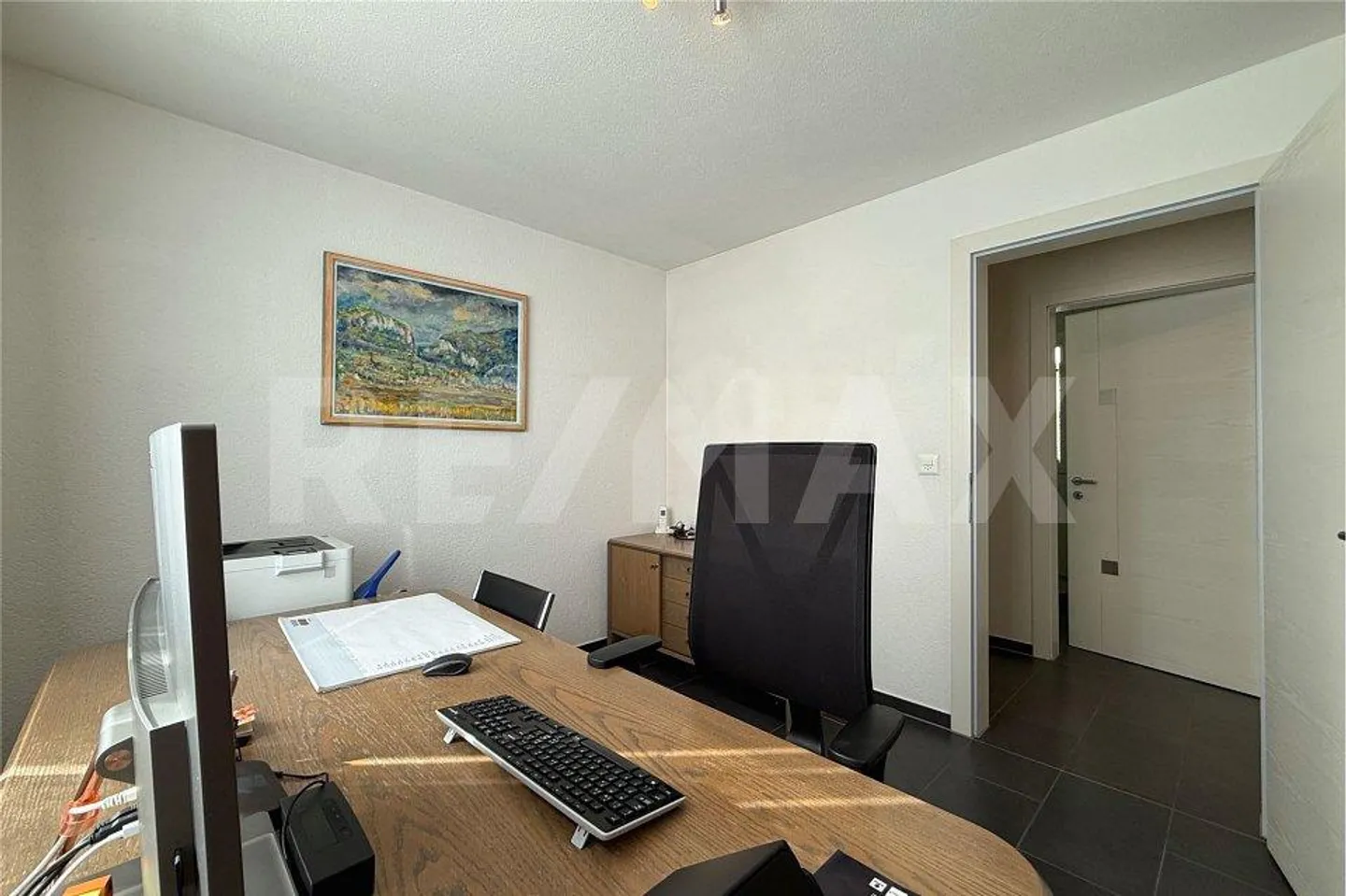 Well-maintained single-family house in a quiet neighborhood, ready to move in - Photo 7 of 13