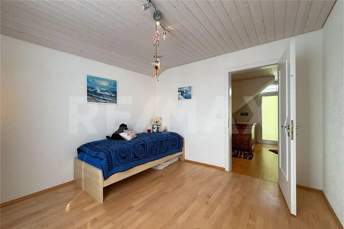 Well-maintained single-family house in a quiet neighborhood, ready to move in - Photo 9 of 13