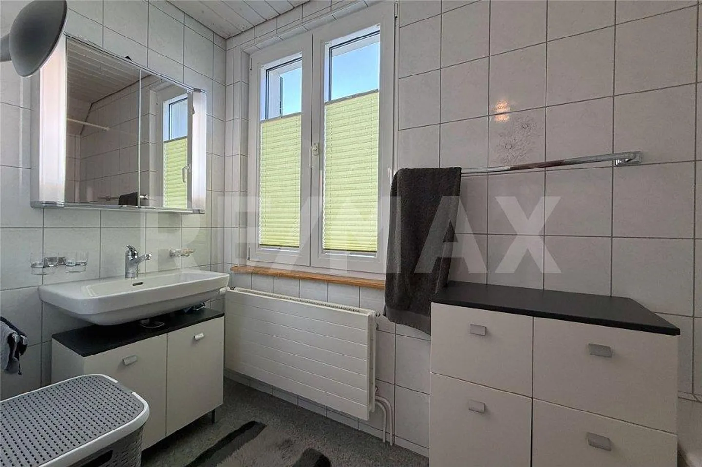 Well-maintained single-family house in a quiet neighborhood, ready to move in - Photo 11 of 13