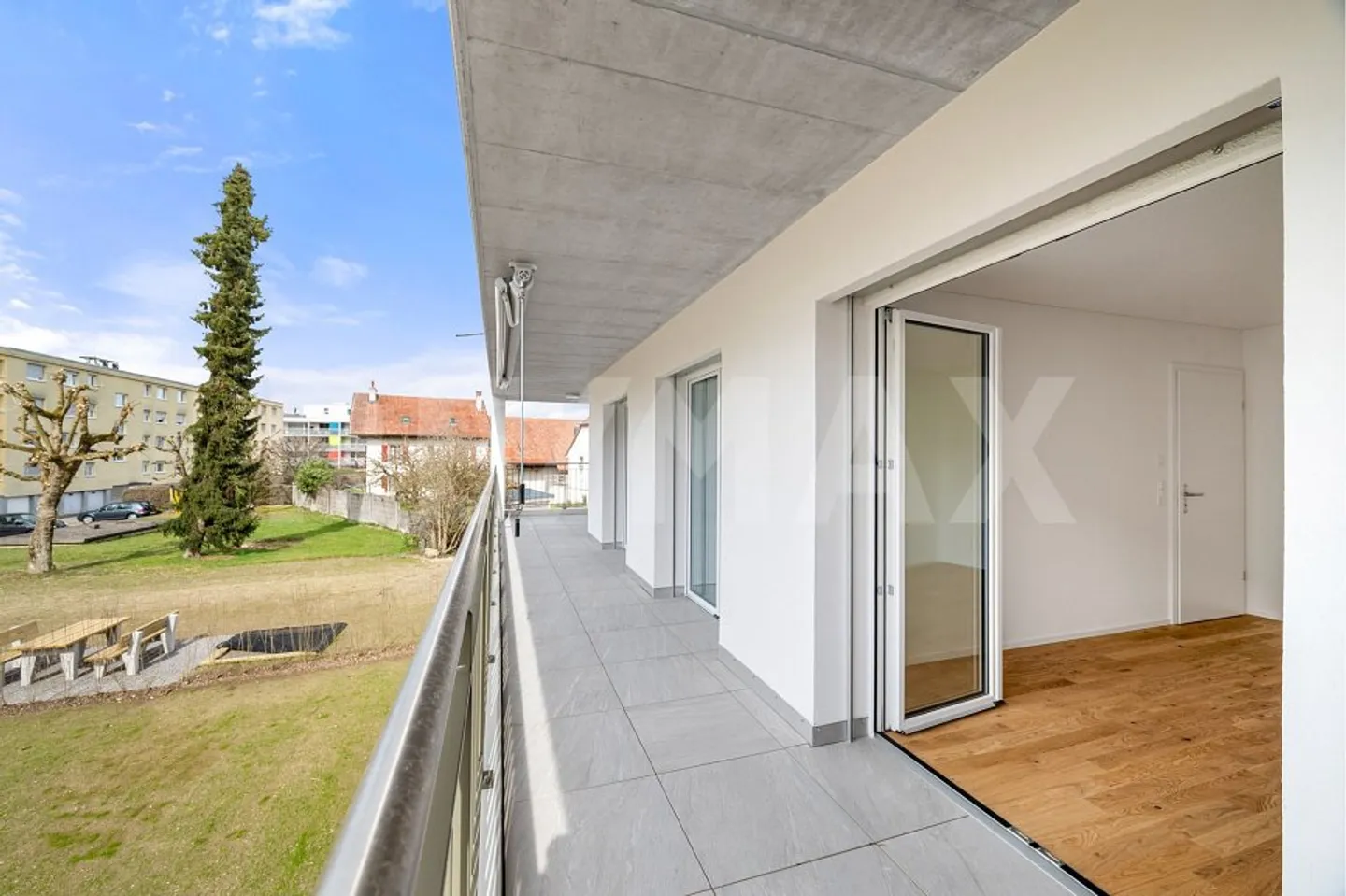 Einzigartige und helle 5,5 Zimmer, erster Eigentümer, geräumige Terrasse und moderner Komfort - Foto 3 von 12