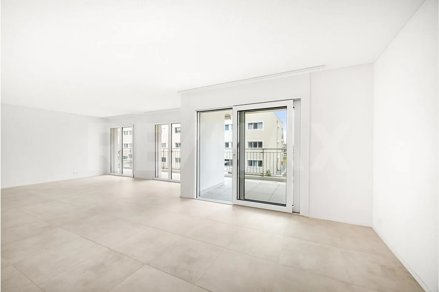 Einzigartige und helle 5,5 Zimmer, erster Eigentümer, geräumige Terrasse und moderner Komfort - Foto 10 von 12