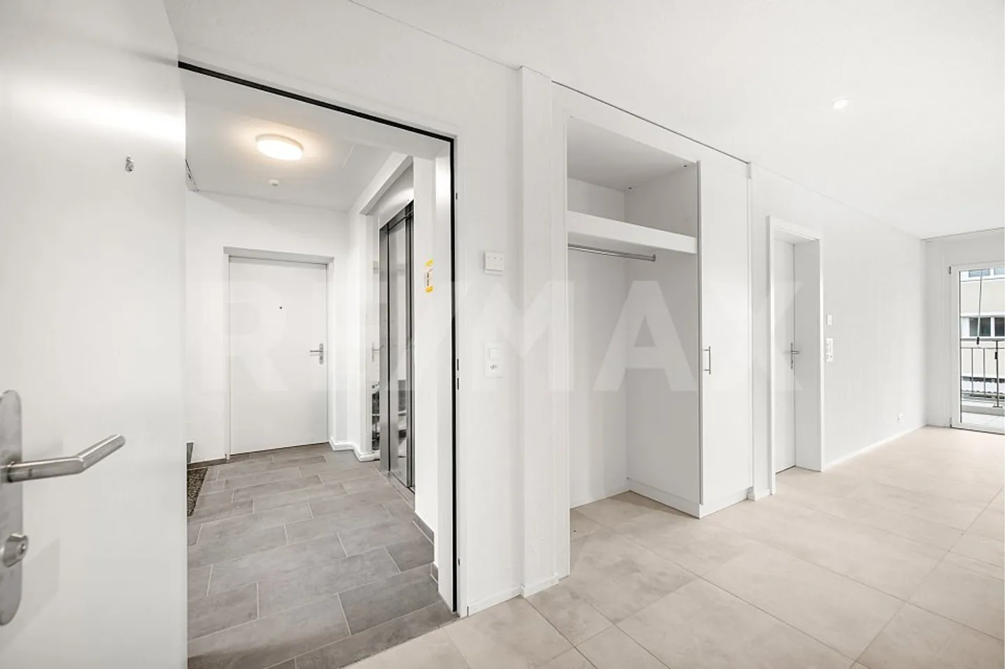 Einzigartige und helle 5,5 Zimmer, erster Eigentümer, geräumige Terrasse und moderner Komfort - Foto 11 von 12