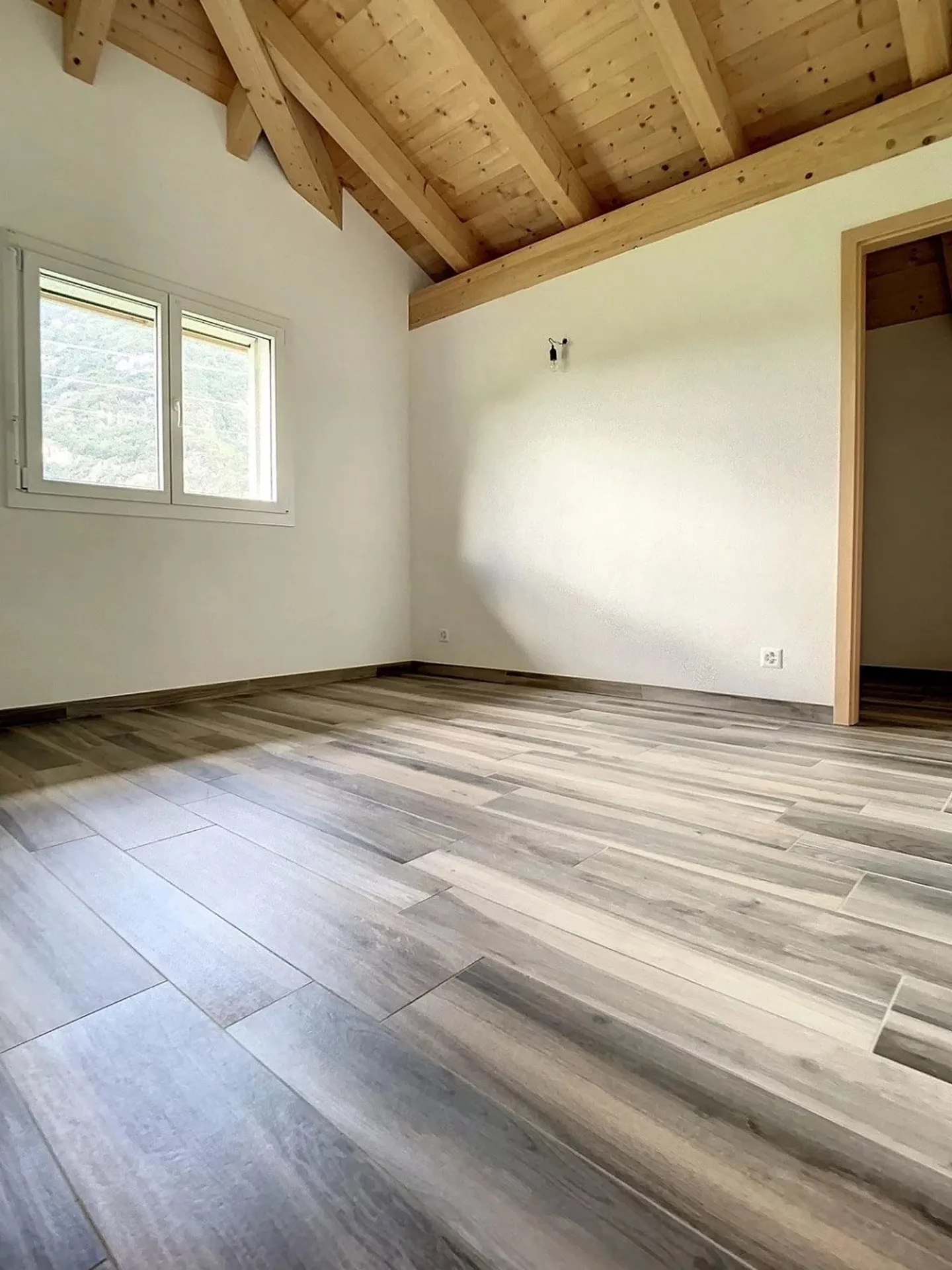 Charming Apartment with Mountain View - Photo 3 of 7