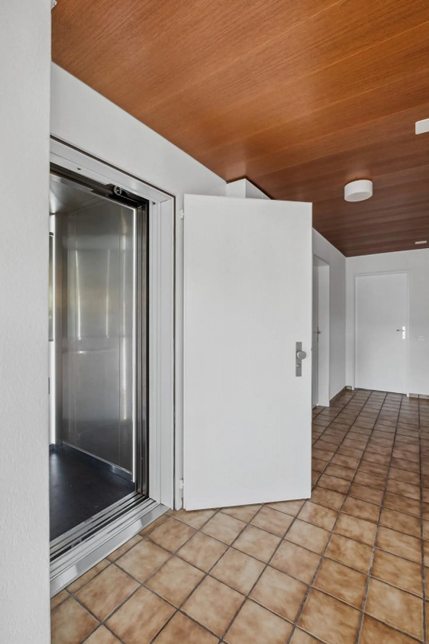 Appartement penthouse rénové de rêve - Photo 8 sur 9