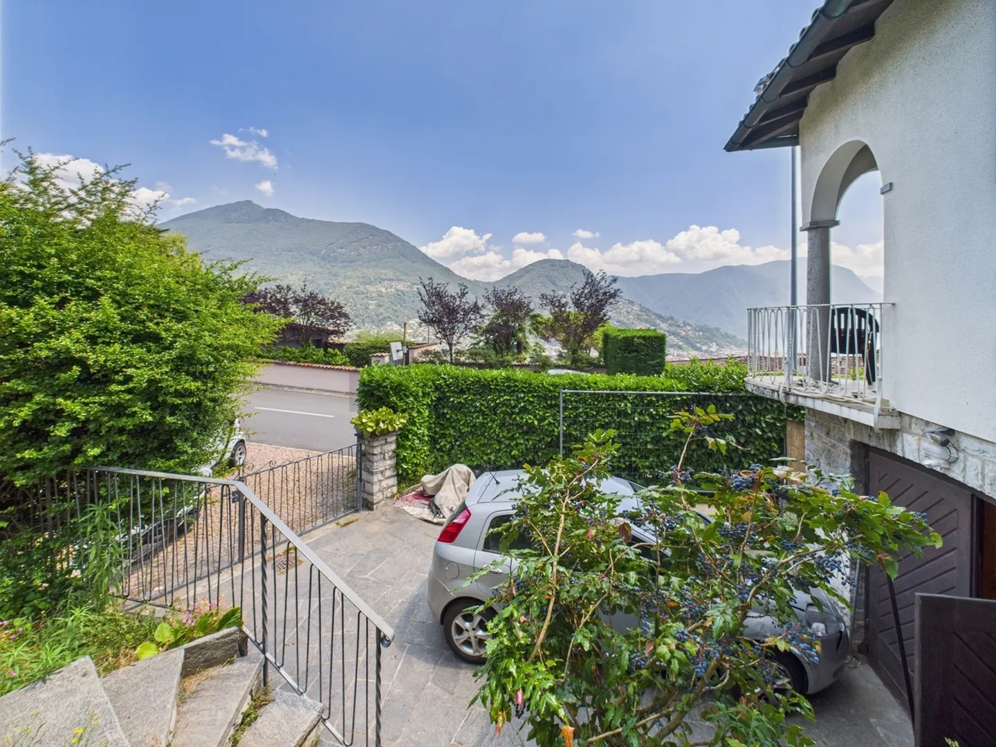 Single-family villa with breathtaking views of Lake Lugano - Photo 2 of 11