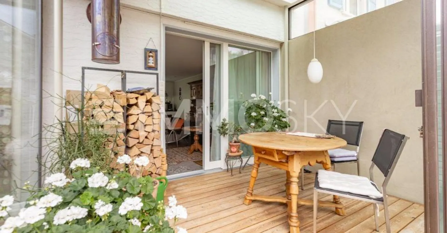 Charming Family Home with Garden - Photo 2 of 5