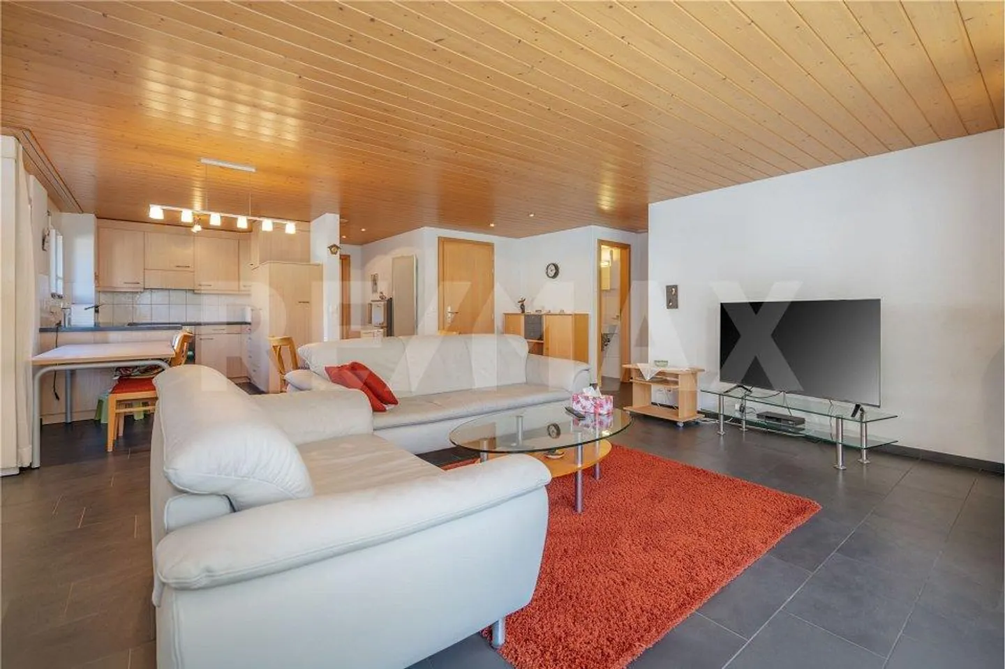Attractive 3.5-room ground-floor apartment with garden terrace in Wilderswil - Photo 3 of 13