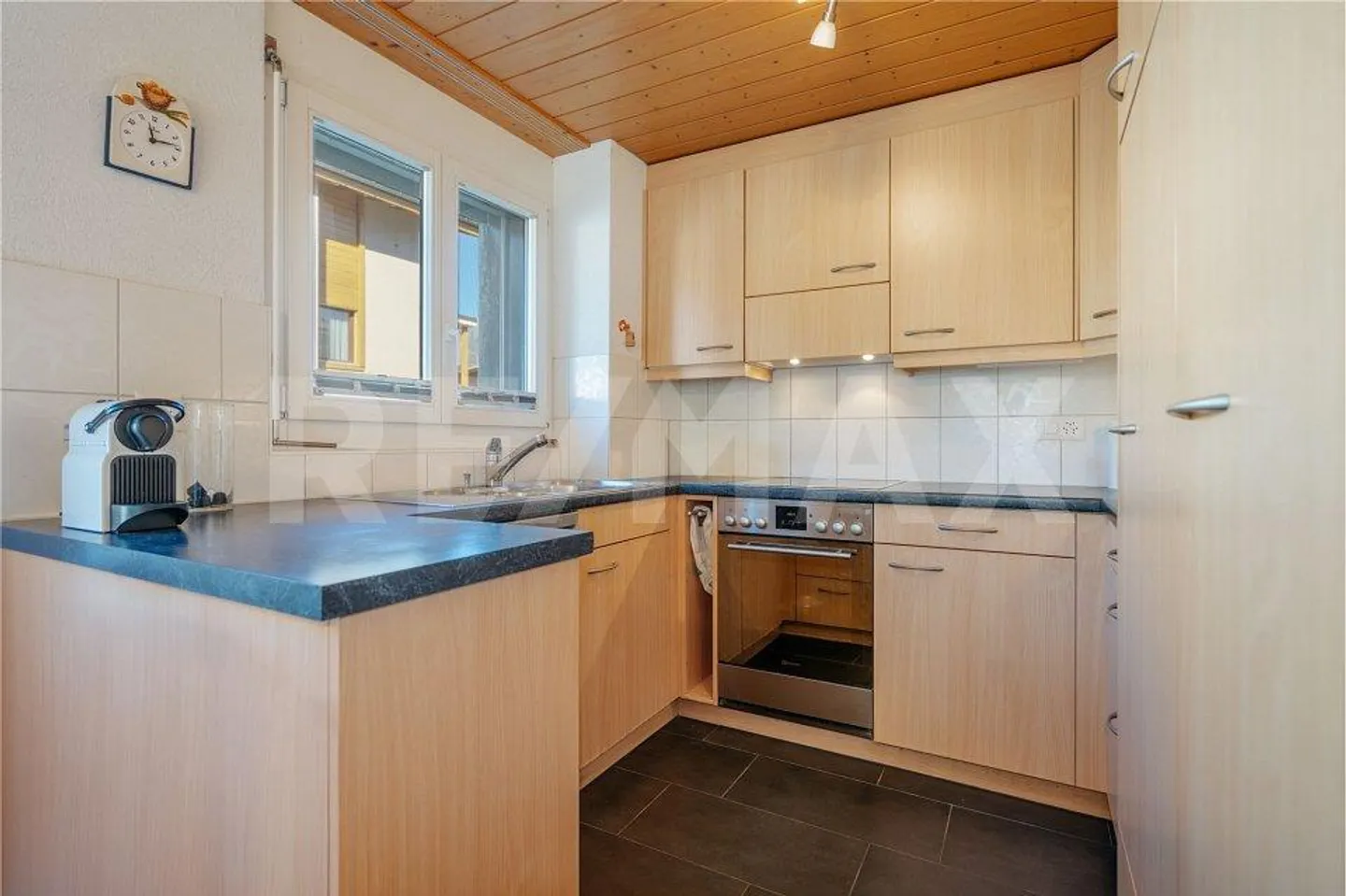 Attractive 3.5-room ground-floor apartment with garden terrace in Wilderswil - Photo 4 of 13
